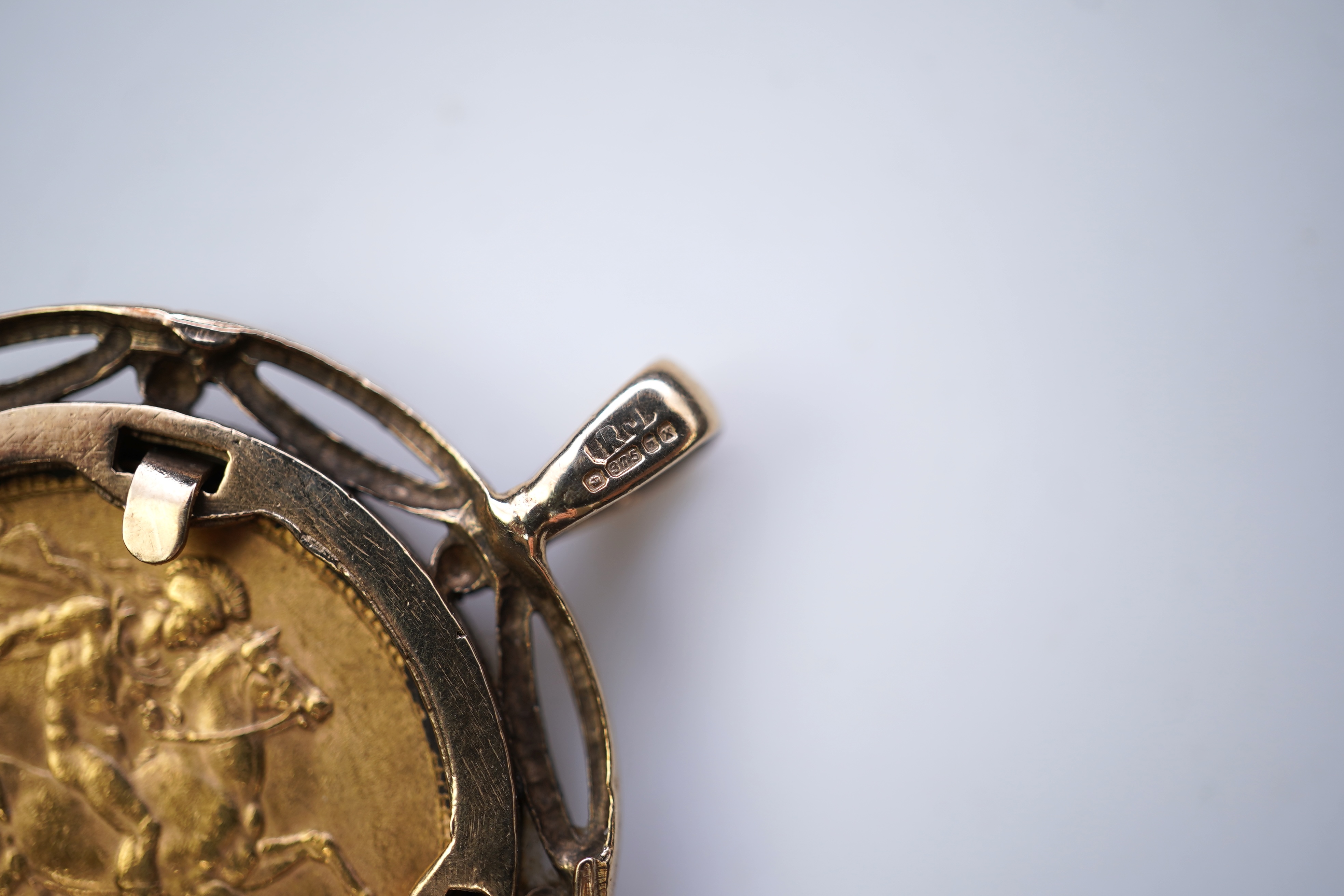 A gold sovereign pendant